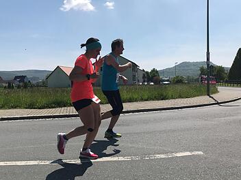 Zum Startschuss um 11 Uhr war die Sonne noch gnädig, doch spätetesten auf der zweiten Runde kamen die Teilnehmer des fünften Weilersbacher Frühjahrslaufs mächtig ins Schwitzen. Diesen Läufern steht der Anstieg noch bevor.  Fotos: Daniel Ruppert