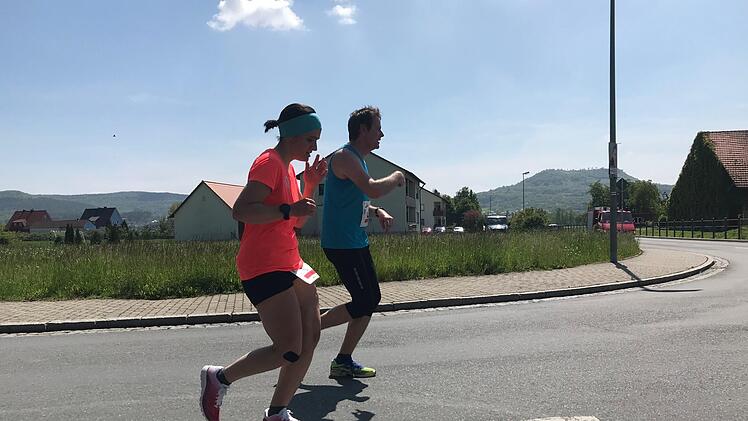 Zum Startschuss um 11 Uhr war die Sonne noch gnädig, doch spätetesten auf der zweiten Runde kamen die Teilnehmer des fünften Weilersbacher Frühjahrslaufs mächtig ins Schwitzen. Diesen Läufern steht der Anstieg noch bevor.  Fotos: Daniel Ruppert