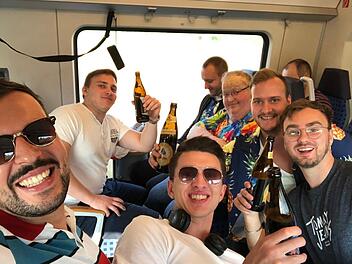 Ein fröhliches Selfie der sieben jungen Männer, die zur  großen Sause aufbrechen. Nur Stunden nach diesem Foto fehlt einer: Sascha (3. von rechts) stirbt in Budapest. Seine Freunde - darunter Daniel Horbacz (rechts mit Brille) - organisierten einen Spendenaufruf: "Bringen wir Sascha gemeinsam heim" . Foto: Pascal Grzesik