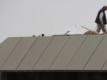 Die Aischtalhalle in Höchstadt  ist in die Jahre gekommen.  Dachdecker sind in diesen Tagen dabei, mit Gasbrennern schadhafte Schweißbahnen  zu erneuern. Foto: Christian Bauriedel