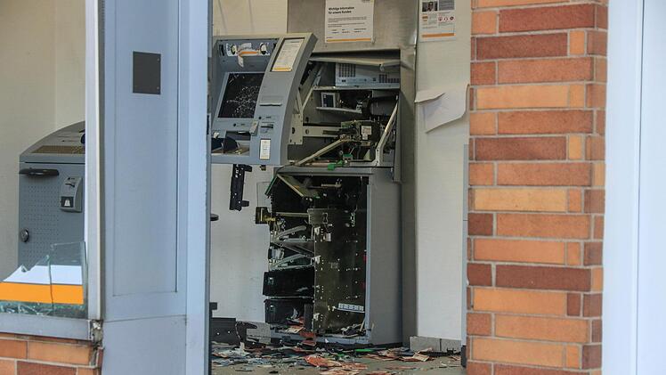 Der verwüstete Vorraum der Bankfiliale am Troppauplatz im Februar 2019 Foto: News5/Merzbach/Archiv