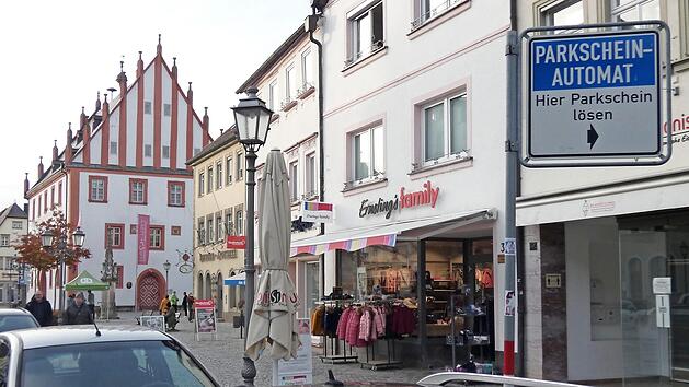 Schon bald k&ouml;nnen sich die Autofahrer in Ha&szlig;furt den Gang zum Parkscheinautomaten sparen und bargeldlos die Parkgeb&uuml;hren mit einer Smartphone-App bezahlen. Der Bauausschuss stimmte zu.  Foto: Christian Licha