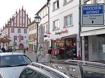 Schon bald können sich die Autofahrer in Haßfurt den Gang zum Parkscheinautomaten sparen und bargeldlos die Parkgebühren mit einer Smartphone-App bezahlen. Der Bauausschuss stimmte zu.  Foto: Christian Licha