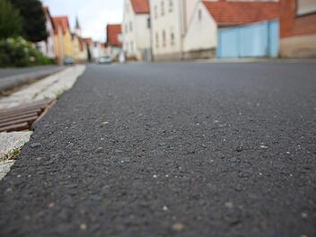 Ein neuer Asphalt könnte Verkehrsgeräusche innerorts mindern. Foto: Symbolbild / Ellen Mützel