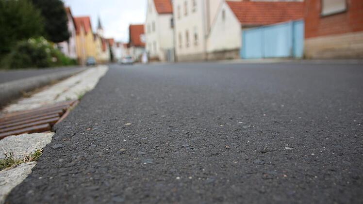 Ein neuer Asphalt könnte Verkehrsgeräusche innerorts mindern. Foto: Symbolbild / Ellen Mützel