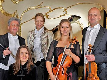 Die österreichische Schauspielerin und Rezitatorin Chris Pichler (Dritte von links) und das Haydn Ensemble mit (von links) Thomas Richter (Flöte), Erika le Roux (Klavier) Sabine Schultz (Viola) und Karl-Heinz Schultz (Violine); es fehlt Philipp Schweikhard (Violoncello). Foto: Peter Brechtel