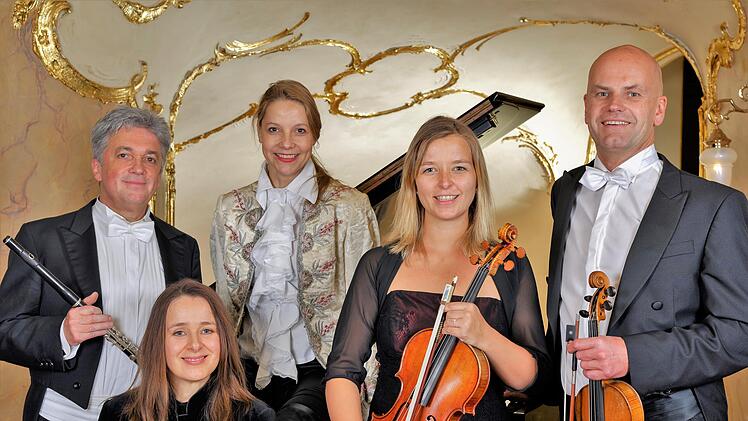 Die österreichische Schauspielerin und Rezitatorin Chris Pichler (Dritte von links) und das Haydn Ensemble mit (von links) Thomas Richter (Flöte), Erika le Roux (Klavier) Sabine Schultz (Viola) und Karl-Heinz Schultz (Violine); es fehlt Philipp Schweikhard (Violoncello). Foto: Peter Brechtel