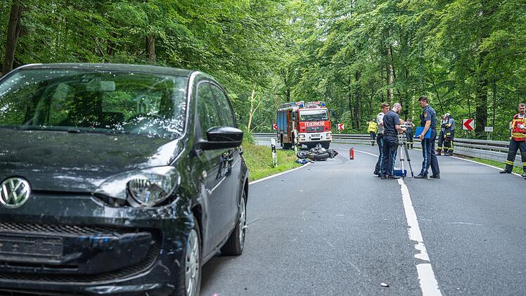 Motorradfahrer stürzt und wird von entgegenkommenden Auto erfasst: 27-Jähriger verstirbt noch an Unfallstelle