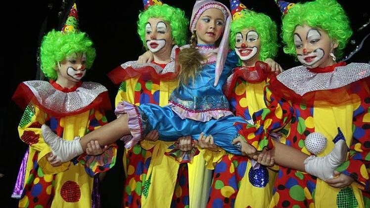 Die Clowns aus den Träumen tragen das schlafende Kind - einfach putzig