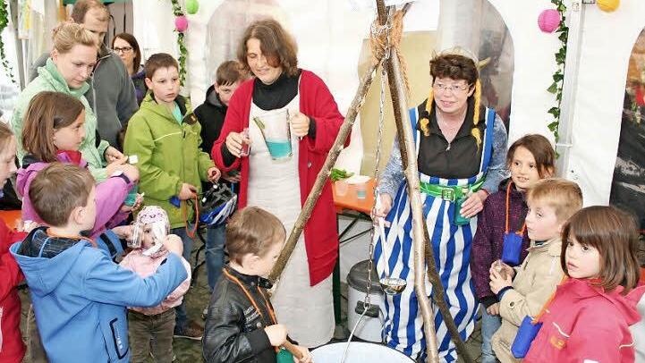 Heiß begehrt bei den Kindern war der Zaubertrank im Kessel, den Heidi Rippel (links) und Christine Singer (als Obelix) beim Dorffest zubereitet hatten. Doch auch der Trank konnte das trübe Wetter am Wochenende nicht verbessern.  Fotos: Evi Seeger