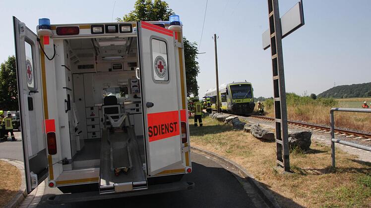 Der Rettungswagen steht bereit. Foto: Josef Hofbauer