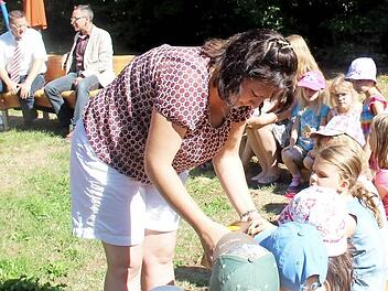 Christina Raab reichte die Spendenbox herum, während Karsten Fischkal (hinten links) und Volker Weisbach sich unterhielten. Foto: Johanna Blum