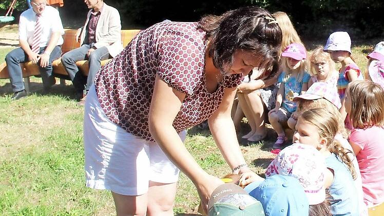 Christina Raab reichte die Spendenbox herum, während Karsten Fischkal (hinten links) und Volker Weisbach sich unterhielten. Foto: Johanna Blum