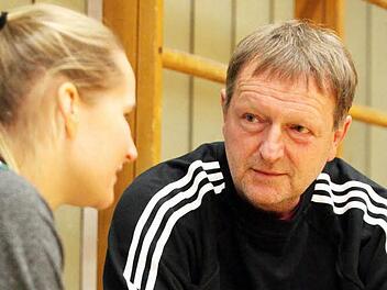 Der neue Trainer der Bamberger Bundesliga-Basketballerinnen, Ulf Schabacker, in einem ersten Gespr&auml;ch mit Mannschaftskapit&auml;nin Jessica Miller Foto: Sebastian Hader