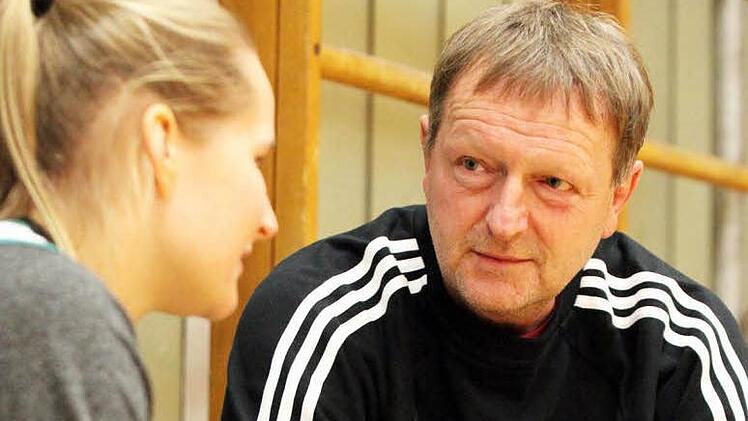 Der neue Trainer der Bamberger Bundesliga-Basketballerinnen, Ulf Schabacker, in einem ersten Gespr&auml;ch mit Mannschaftskapit&auml;nin Jessica Miller Foto: Sebastian Hader