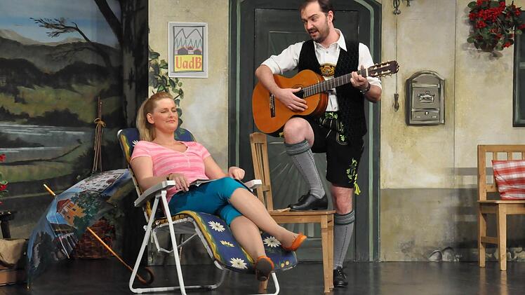 Trautes Urlaubsglück beim Urlaub auf dem Bauernhof: Dorfhelferin Franzi (Kristina Helfrich) genießt die gockelhaften Werbungsversuche des Praktikanten Sepp (Flo Bauer) bei ihrem Gewinn "Urlaub auf dem Bauernhof."