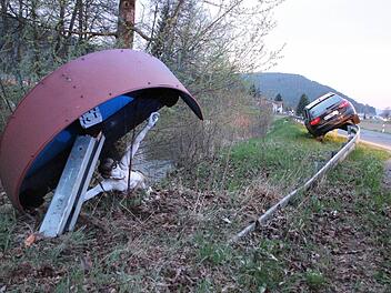 Der Unfallwagen fuhr gegen das Wegekreuz und wurde dadurch in Richtung Leitplanke abgelenkt. Ansonsten wäre der Audi in den Haßlachfluss gefahren.  Fotos: Friedwald Schedel