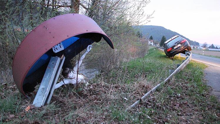 Der Unfallwagen fuhr gegen das Wegekreuz und wurde dadurch in Richtung Leitplanke abgelenkt. Ansonsten wäre der Audi in den Haßlachfluss gefahren.  Fotos: Friedwald Schedel