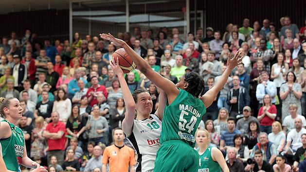 Die Topwerferinnen unter sich: Hier versucht sich Nadjeschda Ilmberger (l.) gegen Kelterns Amerikanerin Mauldin durchzusetzen. Fotos: sportpress