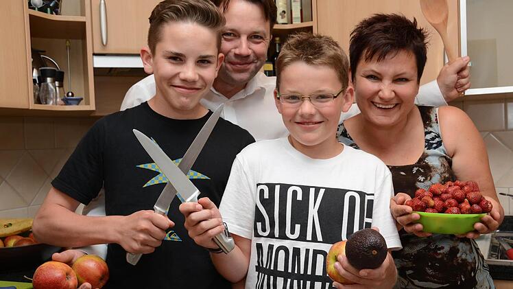 Julian, Michael und Fabian Haschke und Marina Lofink lieben frisches Obst und Gemüse. Sie werkeln gerne gemeinsam in der Küche. Foto: Dagmar Besand