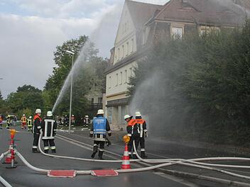 Im Nu waren die beiden Förderstrecken aufgebaut, der "Brand" der alten Spinnerei wurde aus 14 C-Rohren bekämpft. Fotos: Sonja Adam