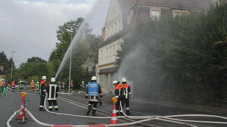 Im Nu waren die beiden Förderstrecken aufgebaut, der "Brand" der alten Spinnerei wurde aus 14 C-Rohren bekämpft. Fotos: Sonja Adam