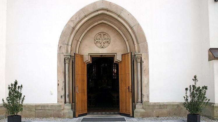 Die offene Tür der Pfarrkirche "Mariae Geburt"  Foto: Susanne Deuerling