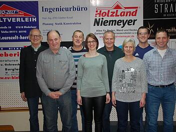 Bürgermeister Richard Knaier gratulierte den langjährigen Aktiven der Kegelfreunde Niederlauer Norbert Volkmuth (900 Spiele), Otto Katzenberger (900), Jessica Katzenberger (250), Gerhard Hein (250) und Marianne Katzenberger (600) ebenso wie Vorsitzender Michael Mutz und Christian Greb (2. Vorsitzender). Foto:  Manfred Mellenthin