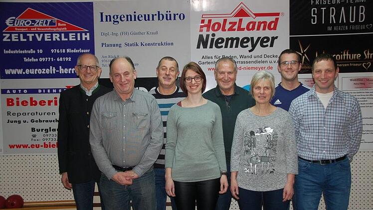 Bürgermeister Richard Knaier gratulierte den langjährigen Aktiven der Kegelfreunde Niederlauer Norbert Volkmuth (900 Spiele), Otto Katzenberger (900), Jessica Katzenberger (250), Gerhard Hein (250) und Marianne Katzenberger (600) ebenso wie Vorsitzender Michael Mutz und Christian Greb (2. Vorsitzender). Foto:  Manfred Mellenthin