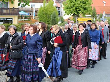 Der Festzug führte in die Schule, viele Teilnehmer trugen die attraktive Bärnfelser Tracht.Galster