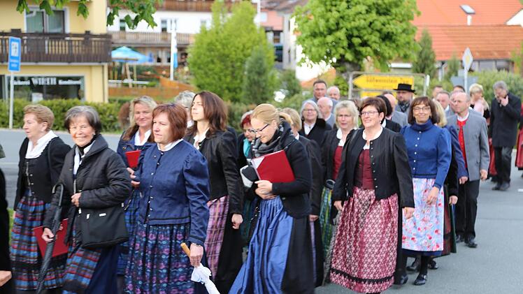 Der Festzug führte in die Schule, viele Teilnehmer trugen die attraktive Bärnfelser Tracht.Galster