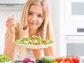 Detox-Produkte und Diäten stehen zum neuen Jahr wieder auf vielen Vorsatz-Listen. Warum man sich das aber noch mal überlegen sollte, erklären wir in diesem Artikel.