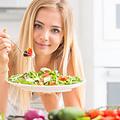 Detox-Produkte und Diäten stehen zum neuen Jahr wieder auf vielen Vorsatz-Listen. Warum man sich das aber noch mal überlegen sollte, erklären wir in diesem Artikel.
