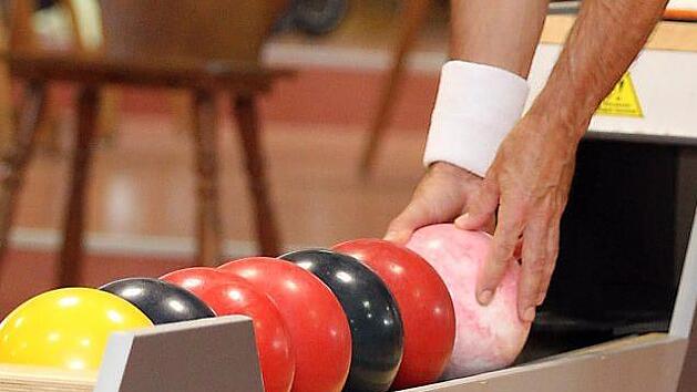 Für jeden Spieler eigene, farblich erkennbare Kugeln, ist eine Vorschrift für die Kegler zum Start der Bundesligen am Wochenende. Foto: sportpress