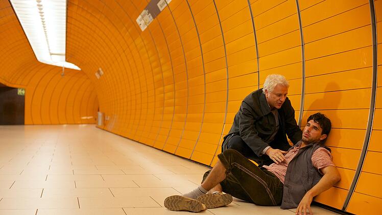 An der U-Bahn-Station Marienplatz fällt Leitmayr (Udo Wachtveitl, hinten), der auf dem Weg in den Urlaub ist, ein italienischer Tourist auf. Dass der Wiesnbesucher nicht betrunken ist, sondern betäubt wurde und später verstirbt, kann der Kommissar da noch nicht ahnen.