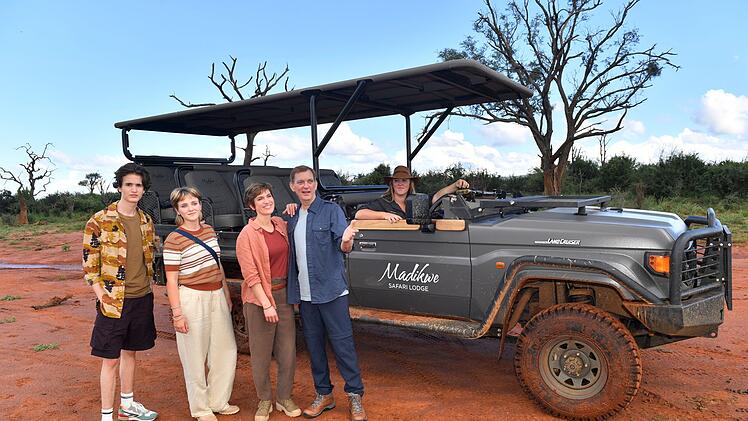 Ob sie auf der Reise als Familie zusammenwachsen? Katja (Isabell Horn, zweite von rechts) und Bj&ouml;rn (Daniel Krauss, rechts) mit ihren Kindern Lisa (Klara Kleinheins) und Paul (Cooper Dillon).