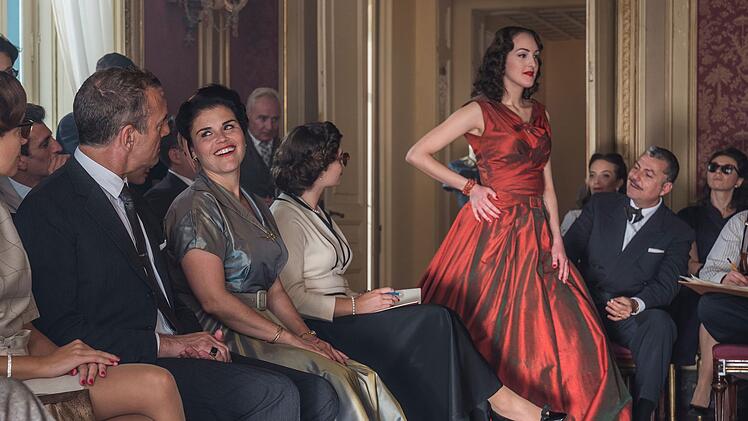 In der Pariser Modeszene l&auml;sst sich Aenne Burda (Katharina Wackernagel, dritte von links) inspirieren.