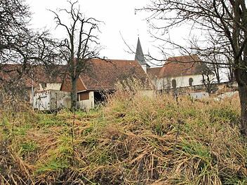 Blick vom ehemaligen Disco-Parkplatz auf Moggast. Dieses Areal am Ortsrand von Moggast ist "Außenbereich". Auch wenn es eine Straße mit Kanal gibt, gilt die Erschließung als nicht gesichert. Dennoch stimmte der Bauausschuss einer Bauvoranfrage zu.  Foto: Josef Hofbauer