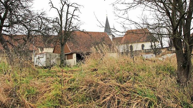 Blick vom ehemaligen Disco-Parkplatz auf Moggast. Dieses Areal am Ortsrand von Moggast ist "Außenbereich". Auch wenn es eine Straße mit Kanal gibt, gilt die Erschließung als nicht gesichert. Dennoch stimmte der Bauausschuss einer Bauvoranfrage zu.  Foto: Josef Hofbauer