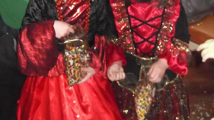 Ganz in Rot: Teufelchen und Flamenco-Tänzerin in Langenstadt Foto: Horst Wunner