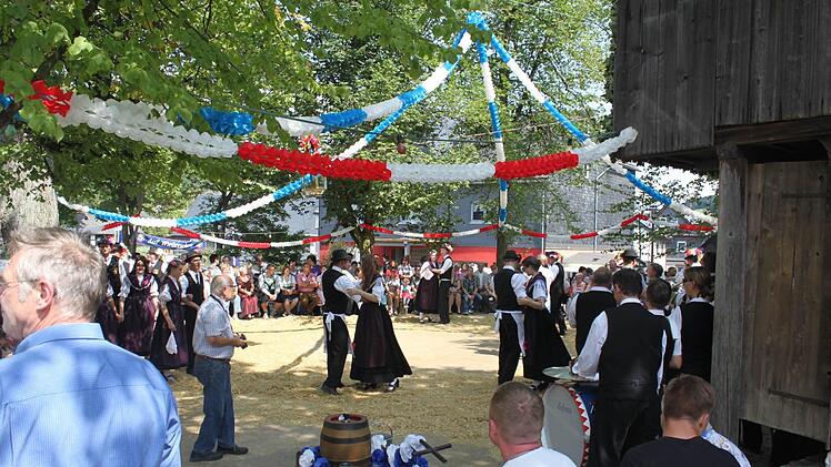 Der Anger wird eigens vorbereitete, damit er fürs Tanzen geeignet ist. Foto: Veronika Schadeck