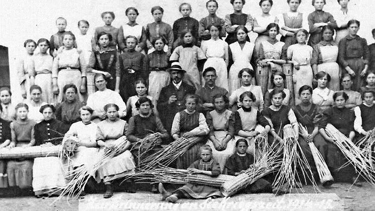 In Gundelsdorf wurden in der Ziegelei Geschosskörbe hergestellt. Mit im Bild ist Fabrikbesitzer Julius Obermeier. Fotos: Archiv/Gerd Fleischmann