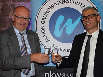 Hanns Hemmerlein und Benno Strehler (von links) loben die Wasserqualität in Oberfranken. Als Leiter der Wasserwirtschaftsämter in Hof und Kronach sprechen sie von einer Versorgungssicherheit in der Region. Foto: Katharina Müller-Sanke