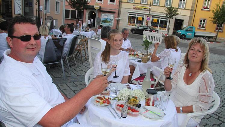 Klaus, Melina und Michaela Witzgall genießen die Stimmung am Marktplatz. Foto: Sonja Adam