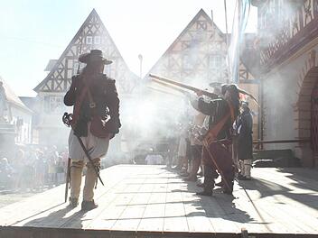 Rrrrumms! Lautes Knallen der Musketen. Beim Betrachten des Bildes meint man den Pulverdampf förmlich zu riechen, den die Stadtgarde beim Abfeuern ihrer Musketen auf dem Marktplatz erzeugte.  Foto: Markus Häggberg