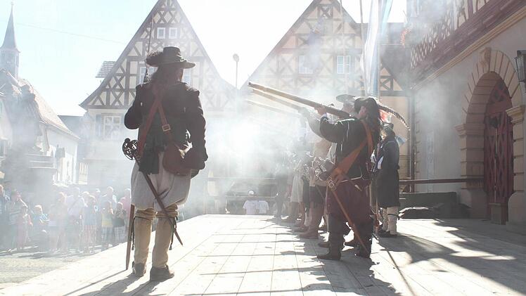 Rrrrumms! Lautes Knallen der Musketen. Beim Betrachten des Bildes meint man den Pulverdampf förmlich zu riechen, den die Stadtgarde beim Abfeuern ihrer Musketen auf dem Marktplatz erzeugte.  Foto: Markus Häggberg