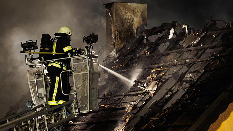 Ein Haus im Pressecker Ortsteil Kunreuth brennt. Foto: Nicolas Armer/dpa