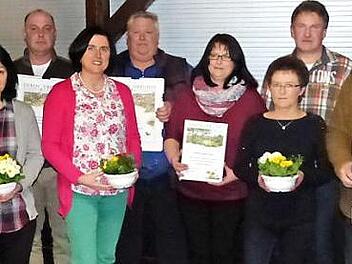 Tonmodeln für beispielgebende Gartenareale gab es beim Jahrestreffen des Garten- und Ortsverschönerungsvereins Guttenberg. Unser Bild zeigt (von links) Bürgermeister Eugen Hain, Thomas Winkle, Grazyna Walter, Thomas Walter, Renate Söllner, Hans-Ulrich Söllner, Petra Winkle, Maria Schultheiß, Vorsitzenden Karlheinz Witzgall, Jürgen Schultheiß und Kreisvorsitzenden Günter Reif.  Foto: Klaus-Peter Wulf