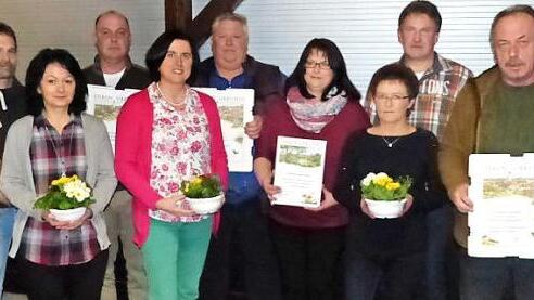 Tonmodeln für beispielgebende Gartenareale gab es beim Jahrestreffen des Garten- und Ortsverschönerungsvereins Guttenberg. Unser Bild zeigt (von links) Bürgermeister Eugen Hain, Thomas Winkle, Grazyna Walter, Thomas Walter, Renate Söllner, Hans-Ulrich Söllner, Petra Winkle, Maria Schultheiß, Vorsitzenden Karlheinz Witzgall, Jürgen Schultheiß und Kreisvorsitzenden Günter Reif.  Foto: Klaus-Peter Wulf