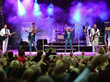 Abbafever rockte zum Auftakt der Open-Airs die Plassenburg. Fotos: Stephan Herbert Fuchs